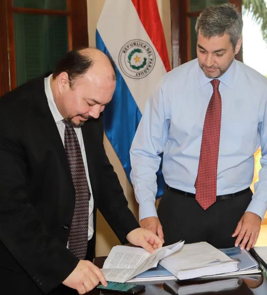 presidente junto a aduanas-web_2llnwc88