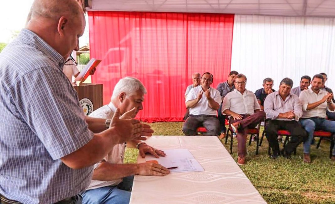 Ministro Arnoldo Wiens firma el contrato para inicio de obras en Ñeembucú