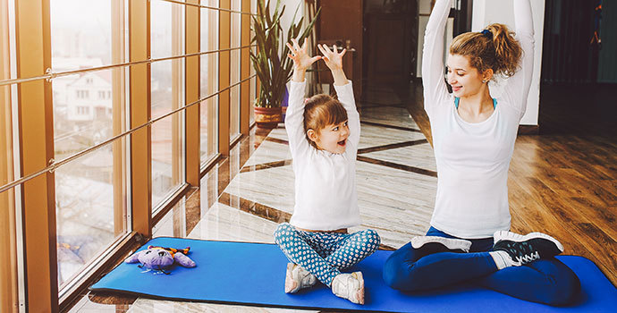 Madre e hija haciendo deportes}
