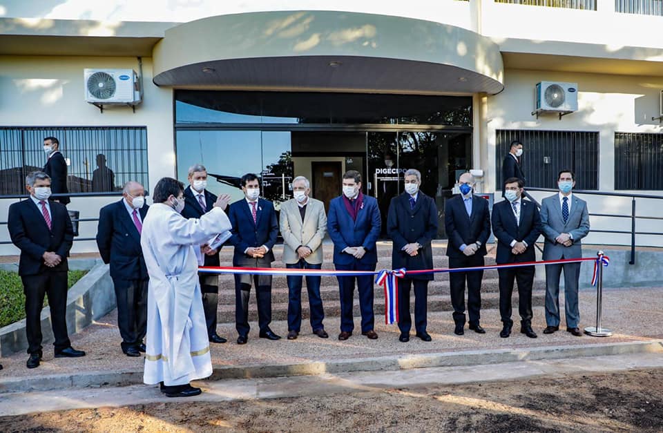 Presidente en laboratorio SENACSA