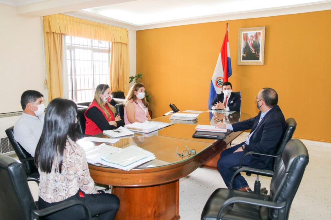 Reunión de Mario Vega, Pdte. del INDERT, esta mañana con el equipo técnico-jurídico del ente rural y del BCP (1)