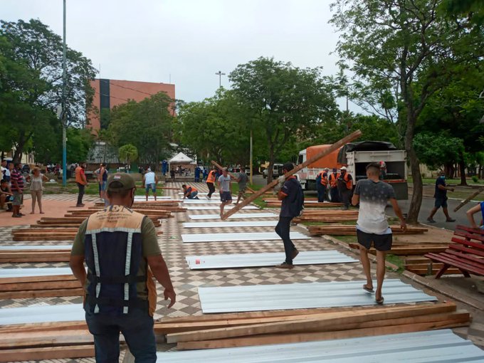 Familias reciben asistencia de varias instituciones del Estado Reubicación de familias de la Chacarita