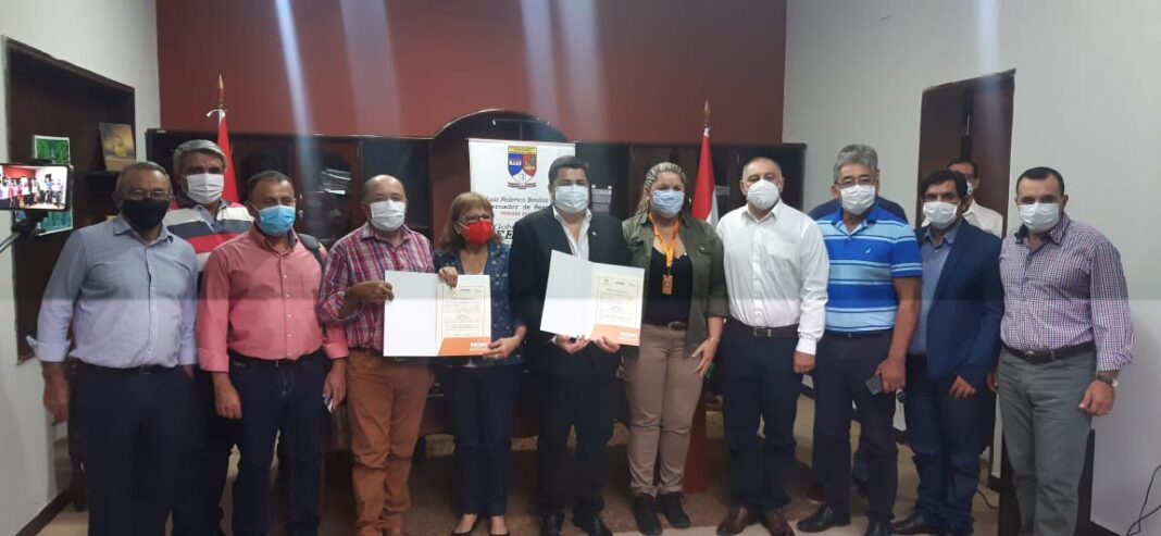 MOPC firma convenio con autoridades de Ñeembucú