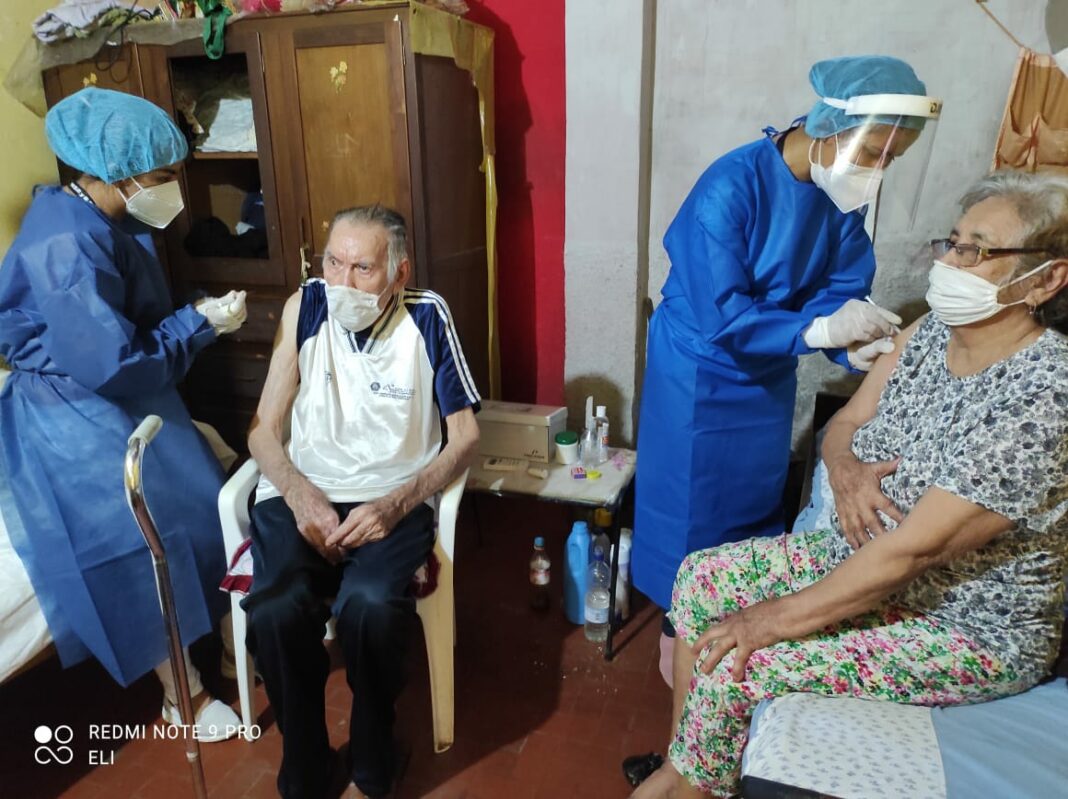 Inmunizan a 650 adultos mayores vía vacunatorios móviles en Ñeembucú