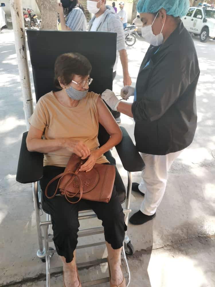 adulto mayor ñeembucú Aduñtos mayores de 85 años recibieron dosis de vacuna Covaxin