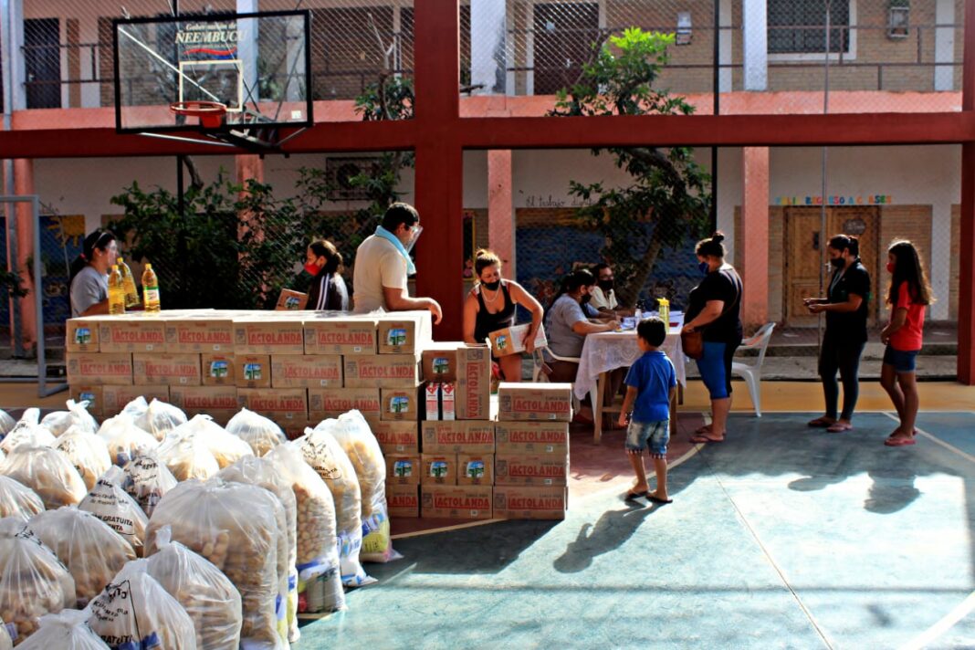 Centenares de alumnos reciben alimentos en Escuela de Pilar