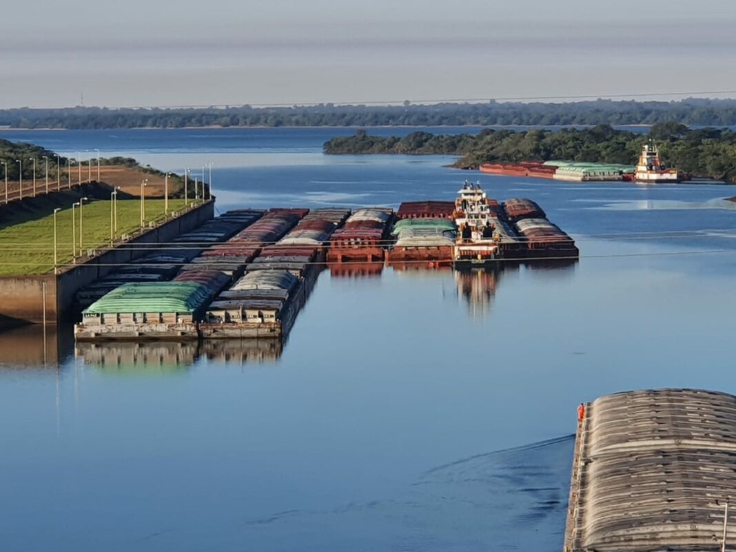 Barcazas varadas por bajante del río