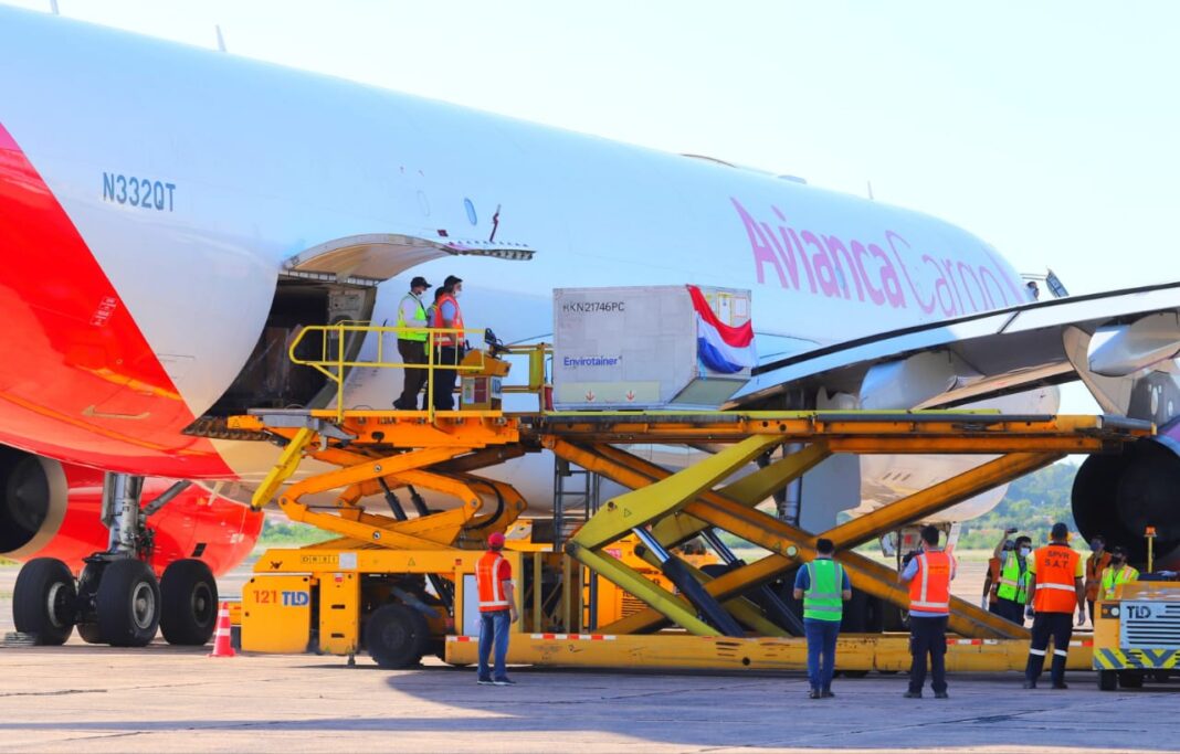 vacuna-sputnik-bandera-llegada-contenedor-carga