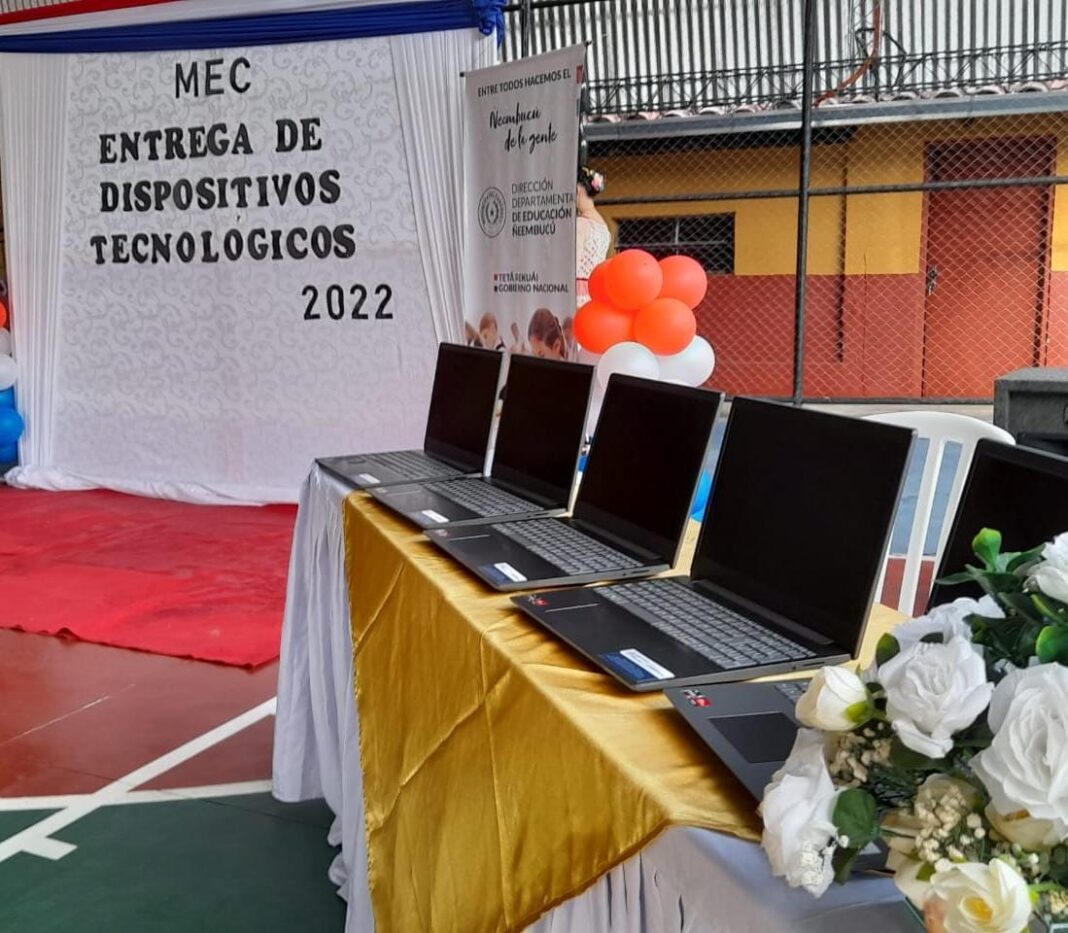 MEC entregó equipos informáticos a directores y docentes de Ñeembucú