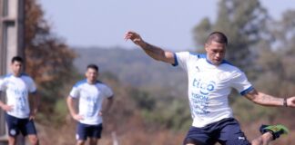 Richard Ortiz se prepara a patear la pelota durante el entrenamiento de la Albirroja