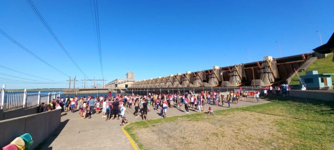 Turistas llegaron masivamente a la EBY