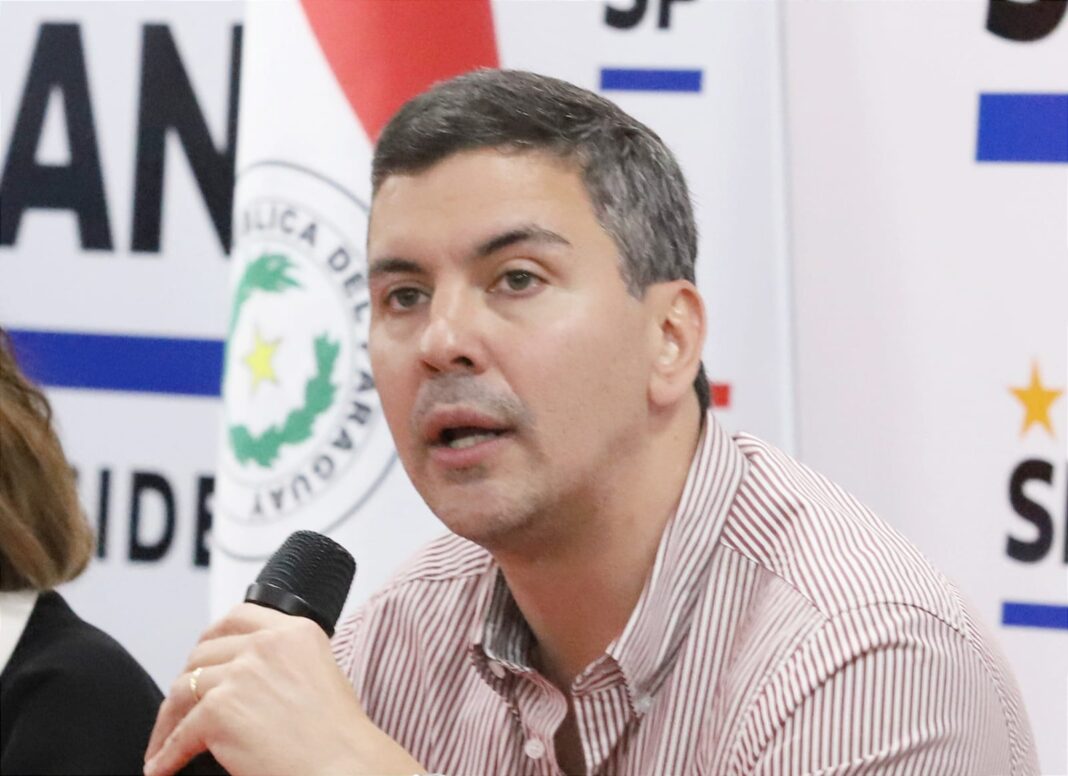 El presidente electo Santiago Peña en conferencia de prensa