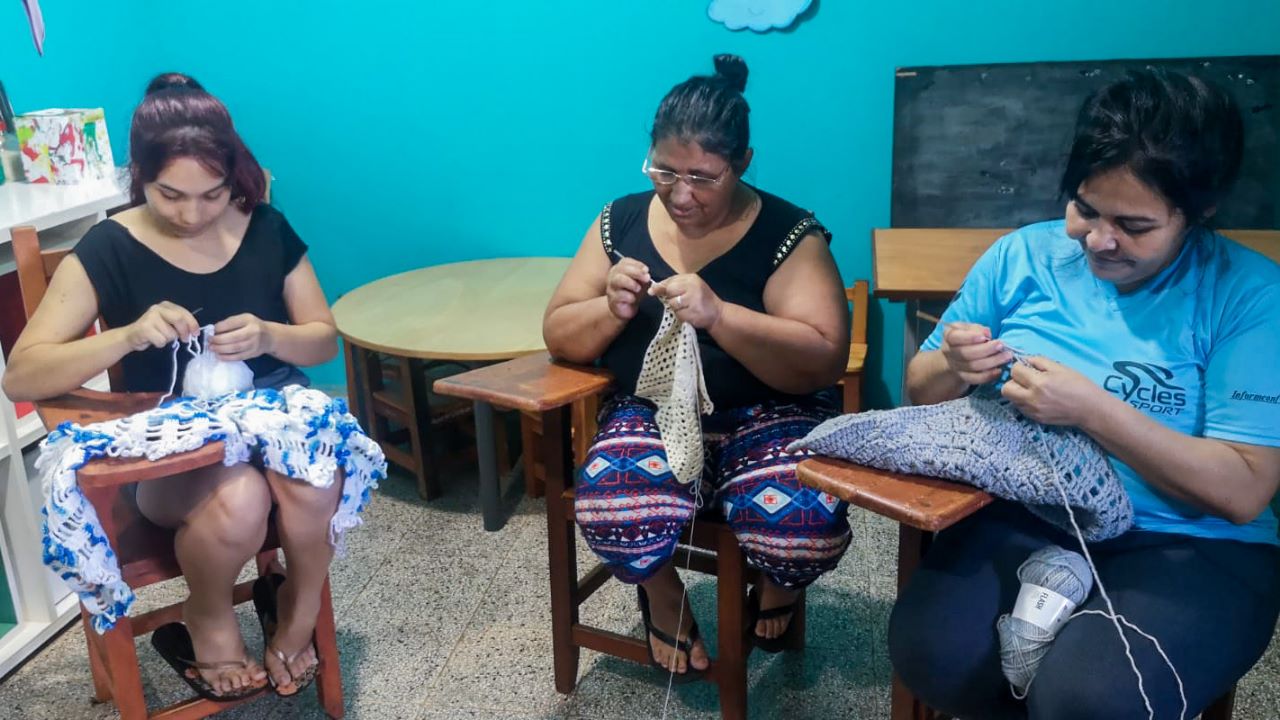Mujeres tejen crochet