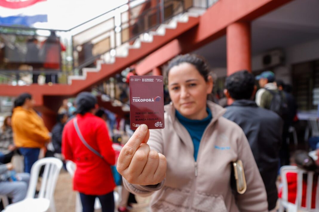 Gobierno del Paraguay entregó más de 1000 tarjetas a beneficiarios de Tekopora en Ñeembucú