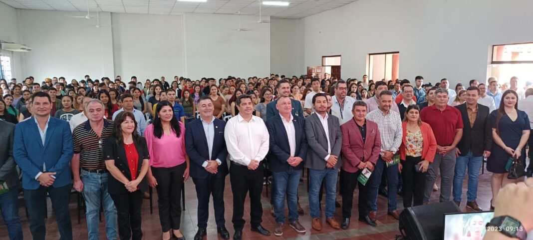 Más de 700 jóvenes recibieron importe por sus becas en Ñeembucú