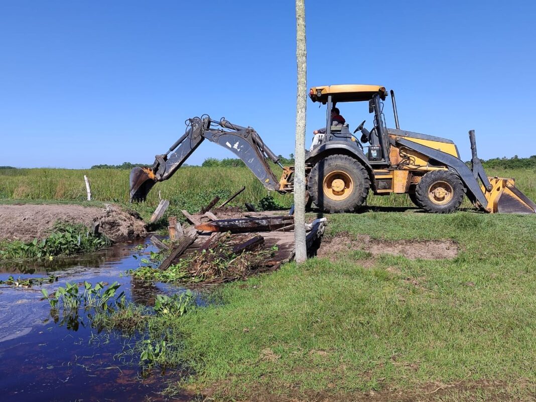 Reparan puentes y caminos vecinales en Ñeembucú