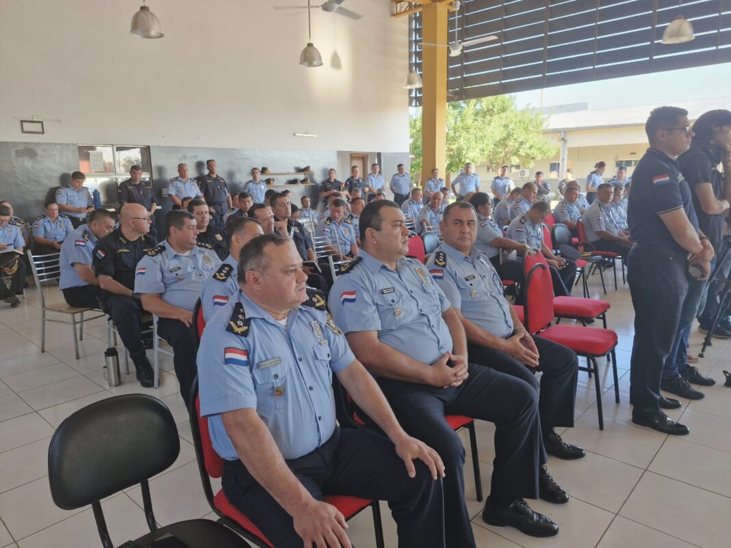 Agentes de la Policía Nacional sentados en un salón de conferencias
