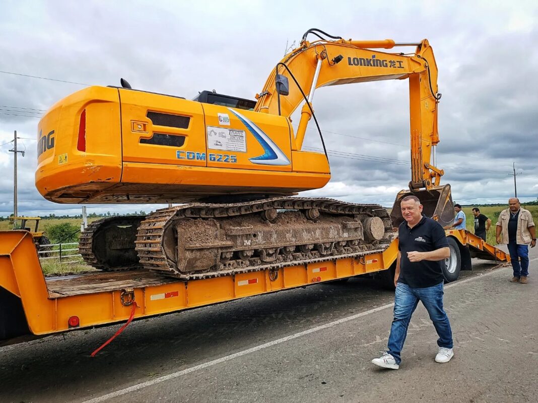 Llevan más maquinarias a Ñeembucú para limpieza de canales naturales