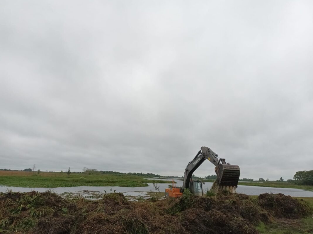 Ejecutan trabajos de limpieza de canales en Ñeembucú