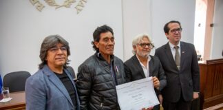 Pintor indígena Osvaldo Pitoe recibe premio «Maestro del Arte 2025»