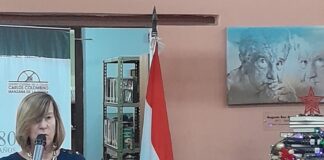 La escritora paraguaya Lourdes Espínola Wiezell dona trabajos literarios a la biblioteca de la Manzana de la Rivera