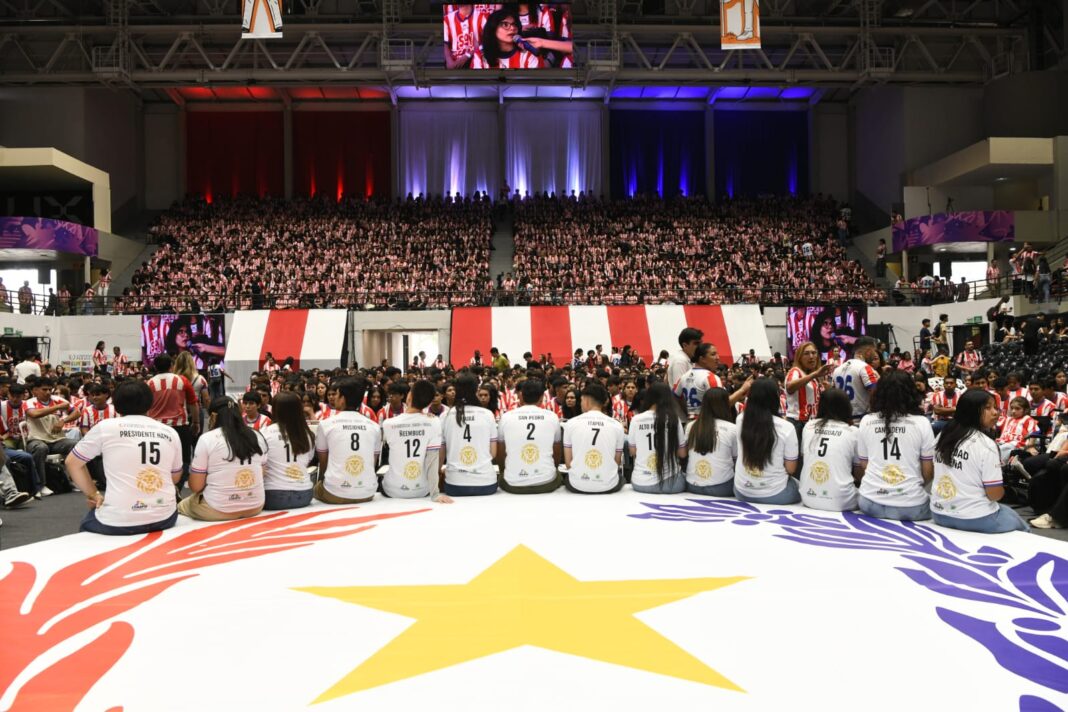 Gobierno entrega certificados de adjudicación de becas a cerca de 7.600 estudiantes