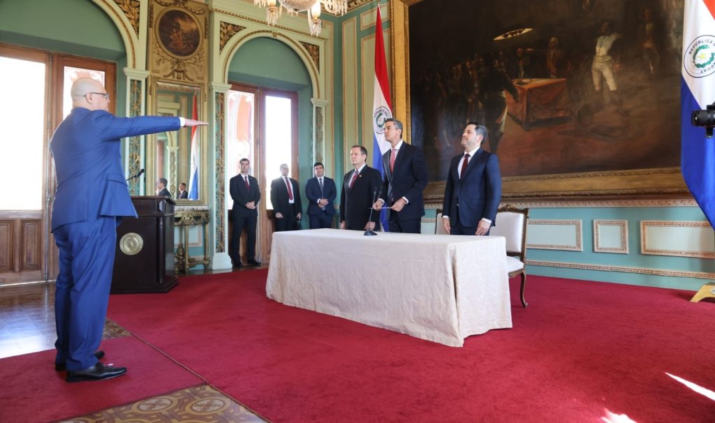 Presidente de la República toma juramento al nuevo ministro de Economía y Finanzas