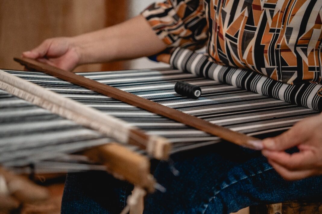 Concurso busca salvaguardar técnica del emblemático Poncho Para’i de 60 Listas